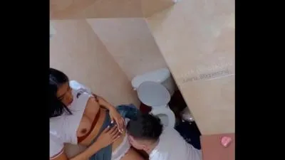 Estudiantes corriendo duro en el baño de la escuela video porno