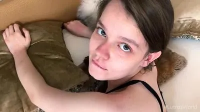 Jovencita tímida se salta las clases para ver su primer vídeo porno