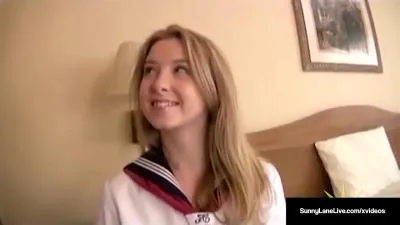 Estudiante americana sunny lane disfruta de fideos mojados en el coño video porno