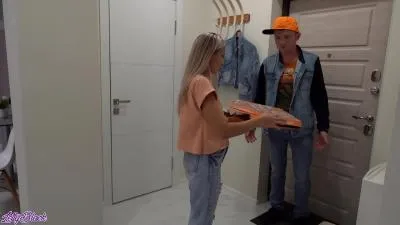 Pizza delivery for horny bitch video porno