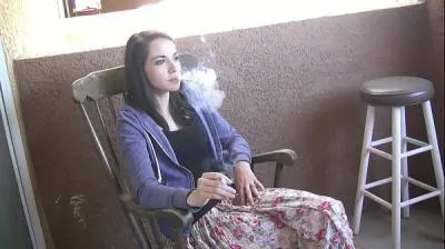 Emily grey caliente adolescente fumando cigarrillo video porno