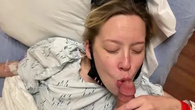 Se la chupo a su novio en la sala preoperatoria del hospital video porno