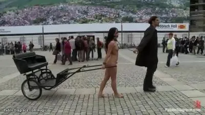 Nena desnuda tirando charios en publico video porno